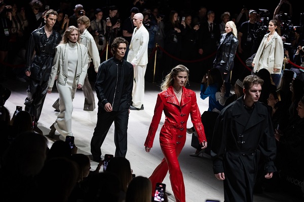  Emre Erdemoğlu Moskova Moda Haftası’na damga vurdu